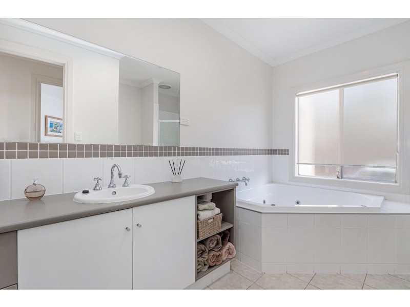 27a Heysen Crescent, West Lakes Shore SA 5020