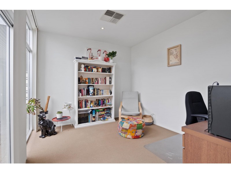 2 Parri Crescent, New Port SA 5015