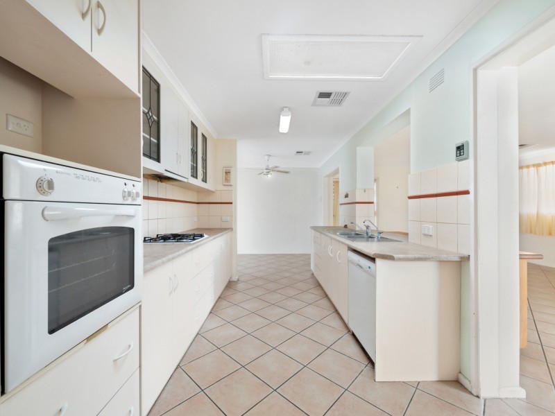 11 Hawkesbury Way, West Lakes Shore SA 5020