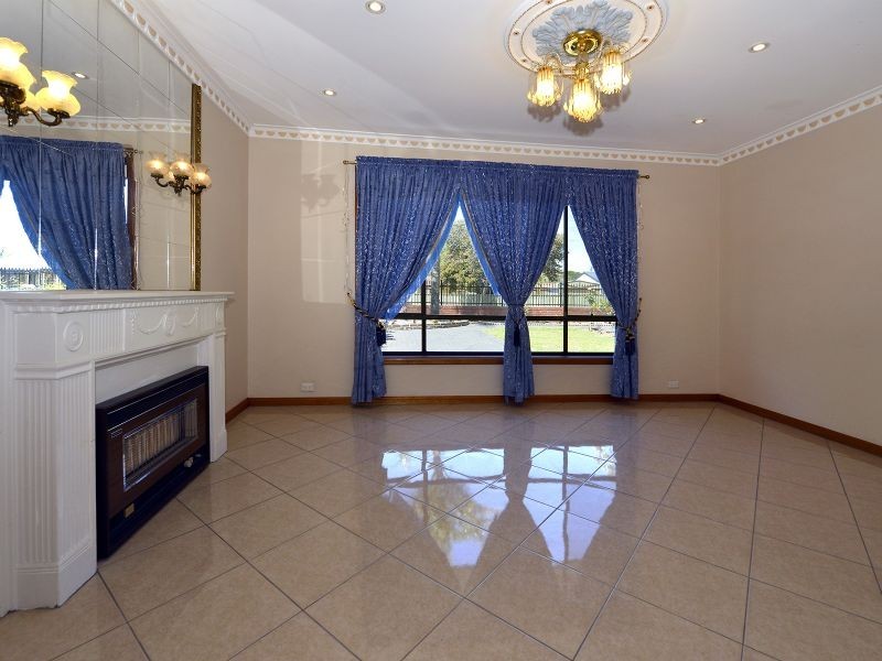 12 Sturt Road, Valley View SA 5093