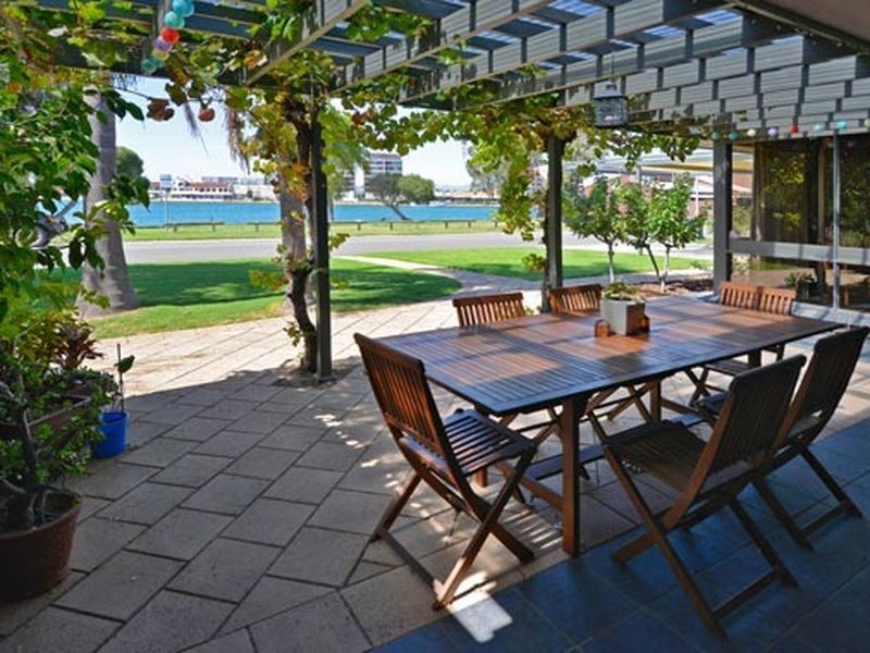 17 Lakeside Court, Tennyson SA 5022