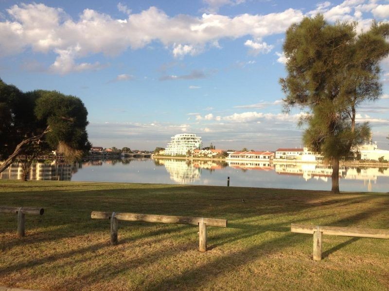 17 Lakeside Court, Tennyson SA 5022