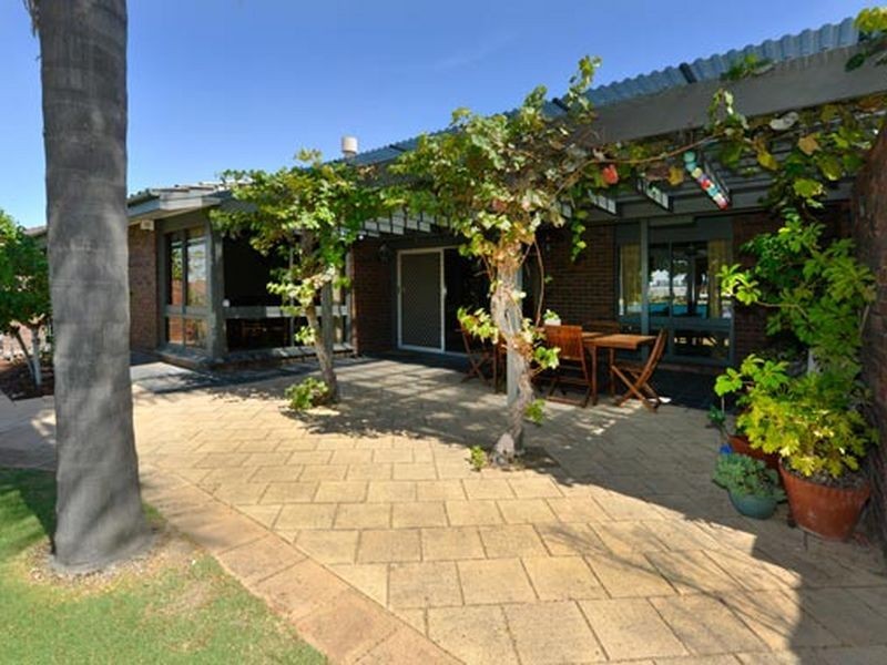 17 Lakeside Court, Tennyson SA 5022