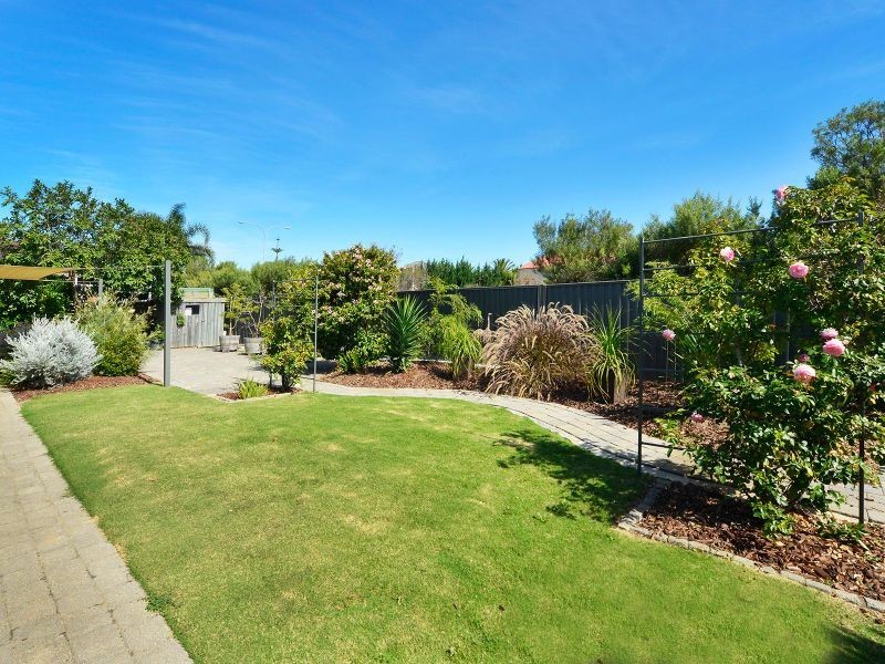 17 Lakeside Court, Tennyson SA 5022