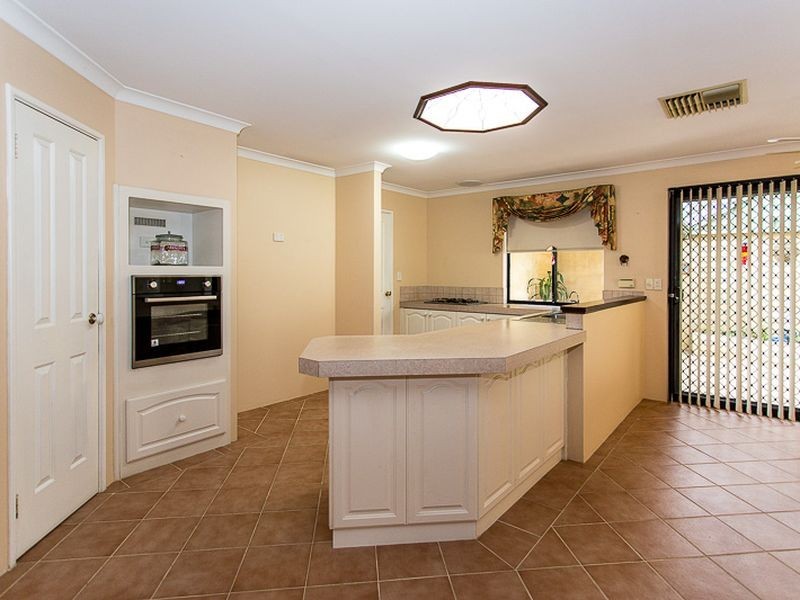 9 Shoalhaven Rise, Success WA 6164