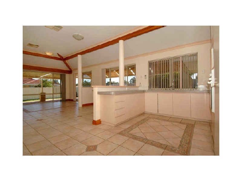 122 Lowanna Way, Armadale WA 6112