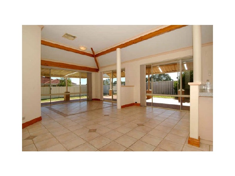 122 Lowanna Way, Armadale WA 6112