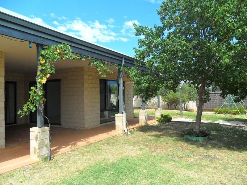 22 Bernard Street, Kelmscott WA 6111