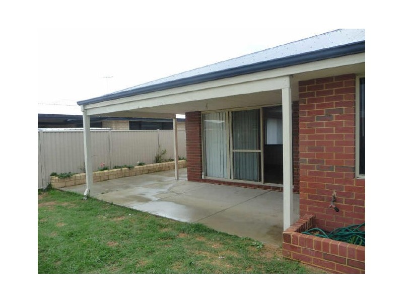 4 Jonquil Loop, Seville Grove WA 6112