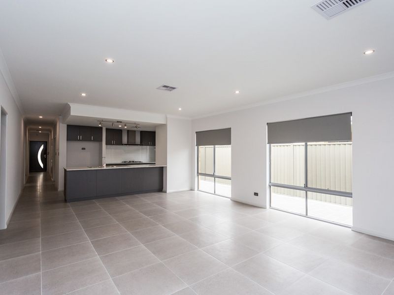 8 Tiliqua Crescent, Wandi WA 6167