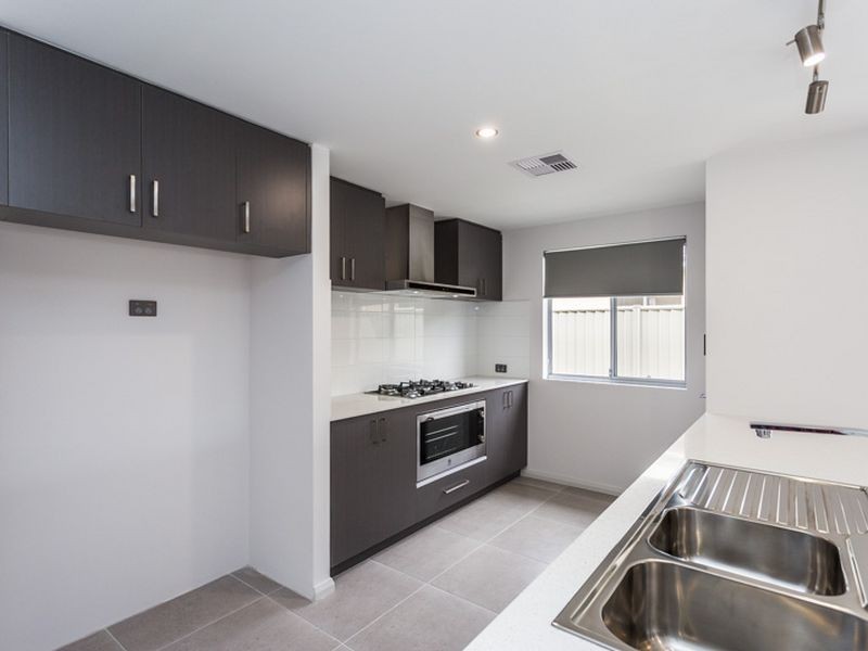 8 Tiliqua Crescent, Wandi WA 6167