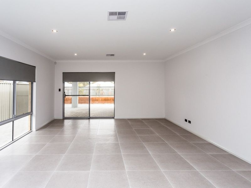 8 Tiliqua Crescent, Wandi WA 6167