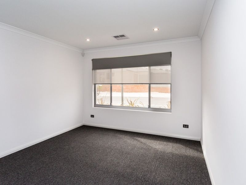 8 Tiliqua Crescent, Wandi WA 6167