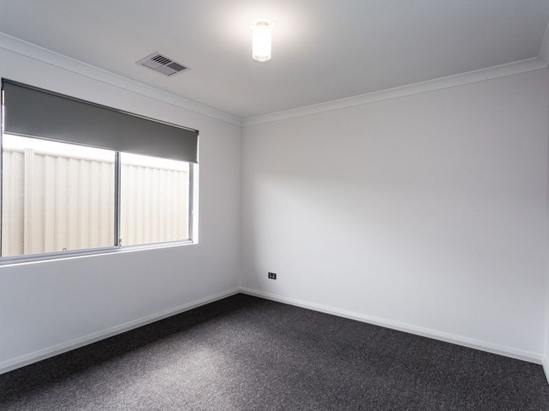 8 Tiliqua Crescent, Wandi WA 6167