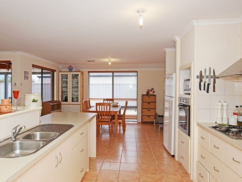 15 Granada Loop, Seville Grove WA 6112