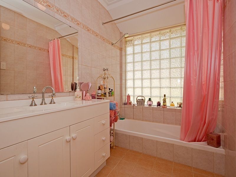 12 Amethyst Crescent, Mount Richon WA 6112