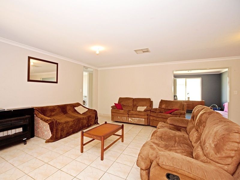 121 Seville Drive, Seville Grove WA 6112