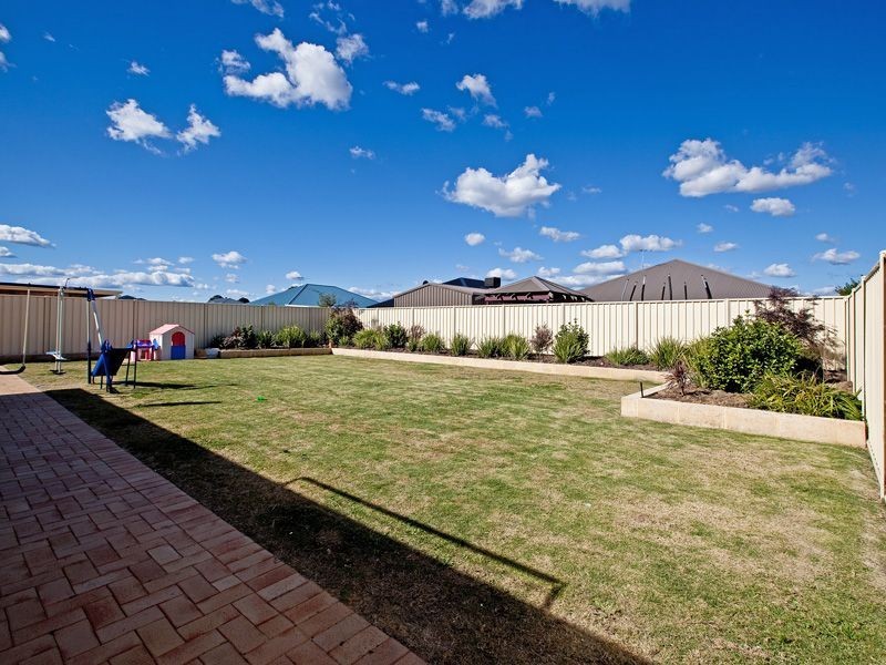 121 Seville Drive, Seville Grove WA 6112