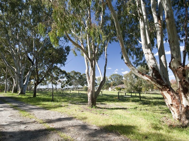 850 Rowley Road, Oakford WA 6121