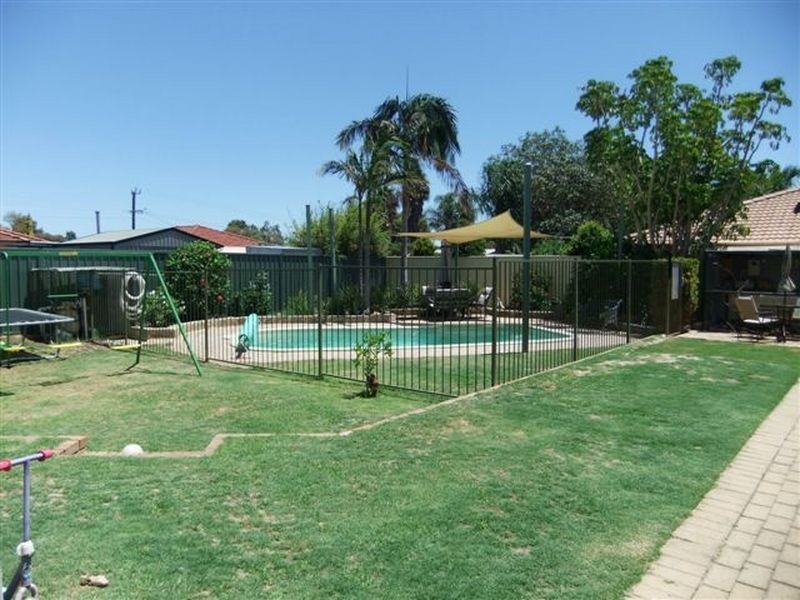 6 Ainstey Close, Seville Grove WA 6112