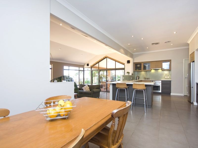 5 Nasura Grove, Mount Nasura WA 6112