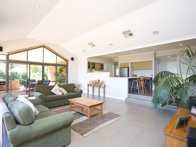 5 Nasura Grove, Mount Nasura WA 6112