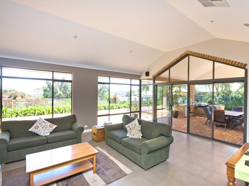 5 Nasura Grove, Mount Nasura WA 6112