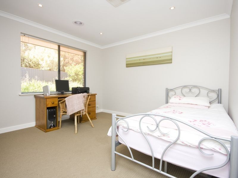 5 Nasura Grove, Mount Nasura WA 6112