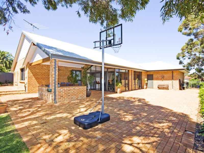 5 Nasura Grove, Mount Nasura WA 6112