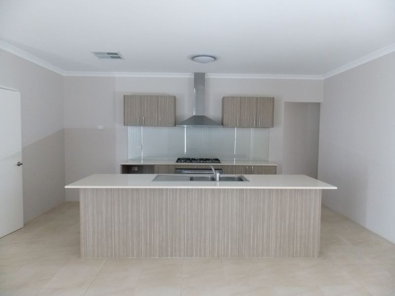 4 Blossom Chase, Atwell WA 6164