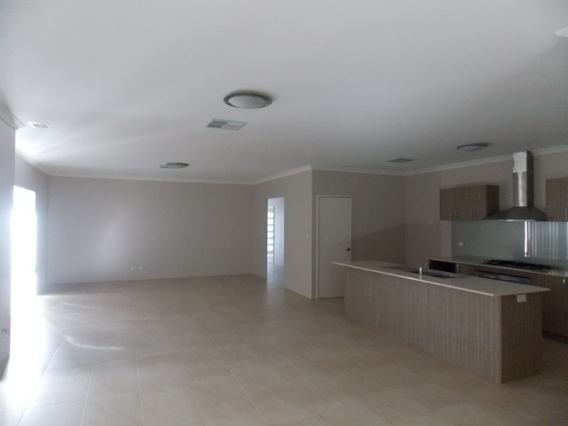 4 Blossom Chase, Atwell WA 6164
