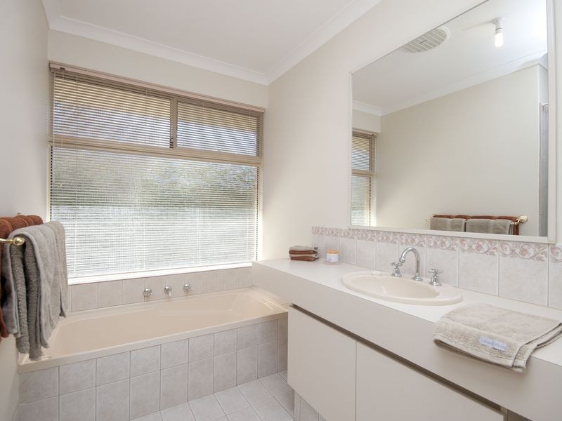 77 Inverness Circle, Camillo WA 6111