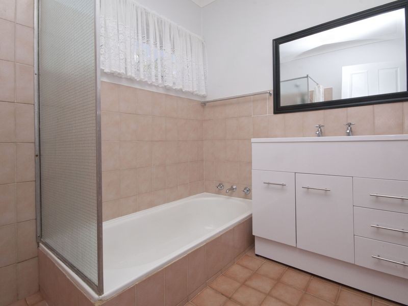 8 O’Sullivan Drive, Camillo WA 6111