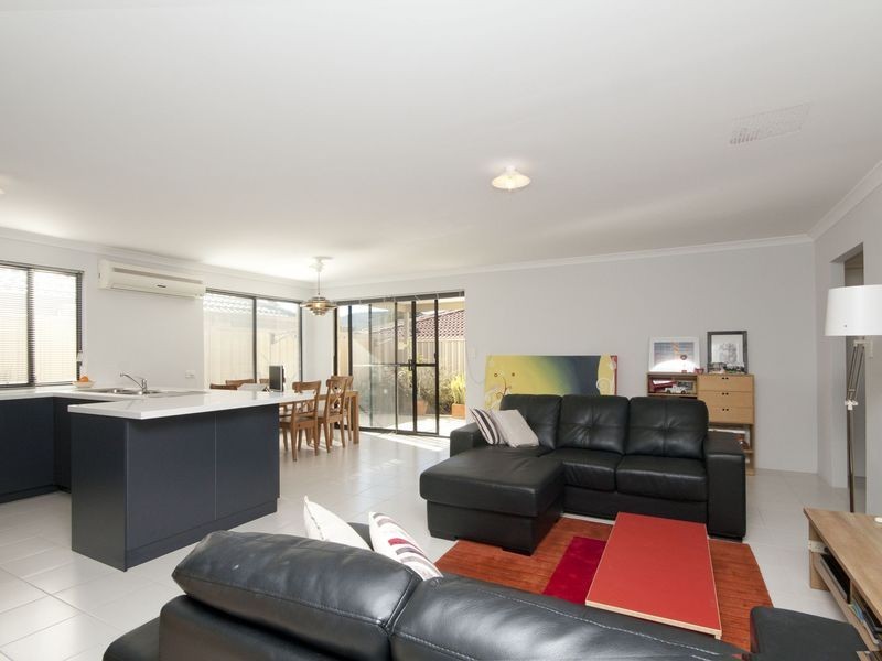 8/18 Mountain View, Kelmscott WA 6111