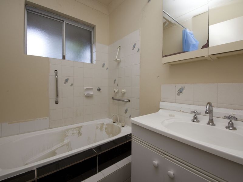 3 Redtingle Road, Camillo WA 6111