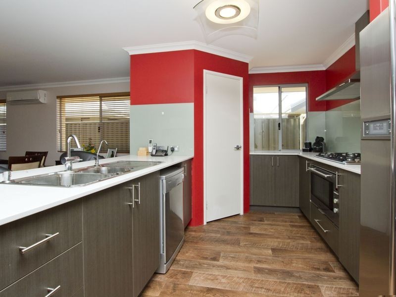 16 Regatta Boulevard, Champion Lakes WA 6111