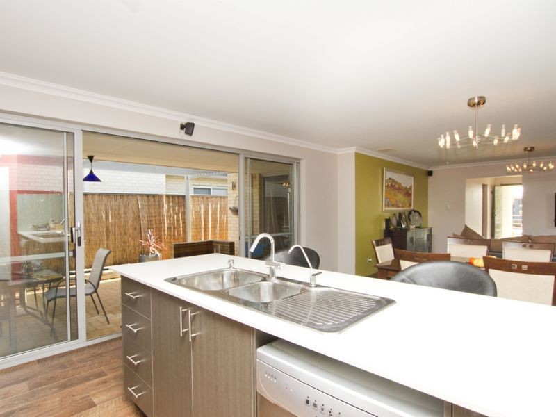 16 Regatta Boulevard, Champion Lakes WA 6111