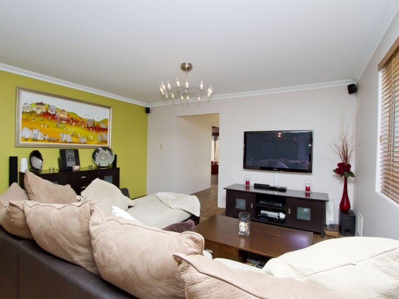 16 Regatta Boulevard, Champion Lakes WA 6111