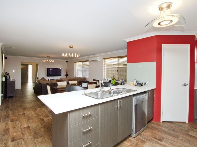 16 Regatta Boulevard, Champion Lakes WA 6111