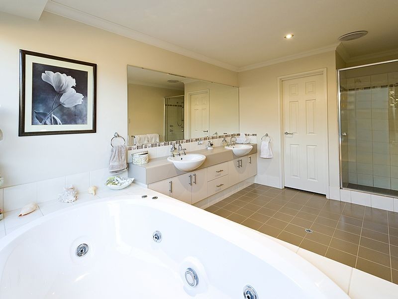 12 Knoop Drive, Darling Downs WA 6122