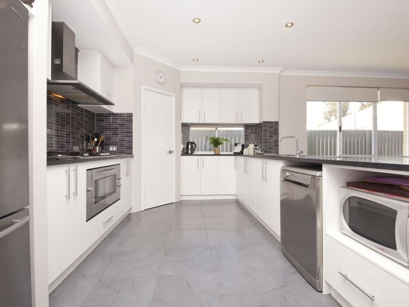 8 Barrington Avenue, Champion Lakes WA 6111