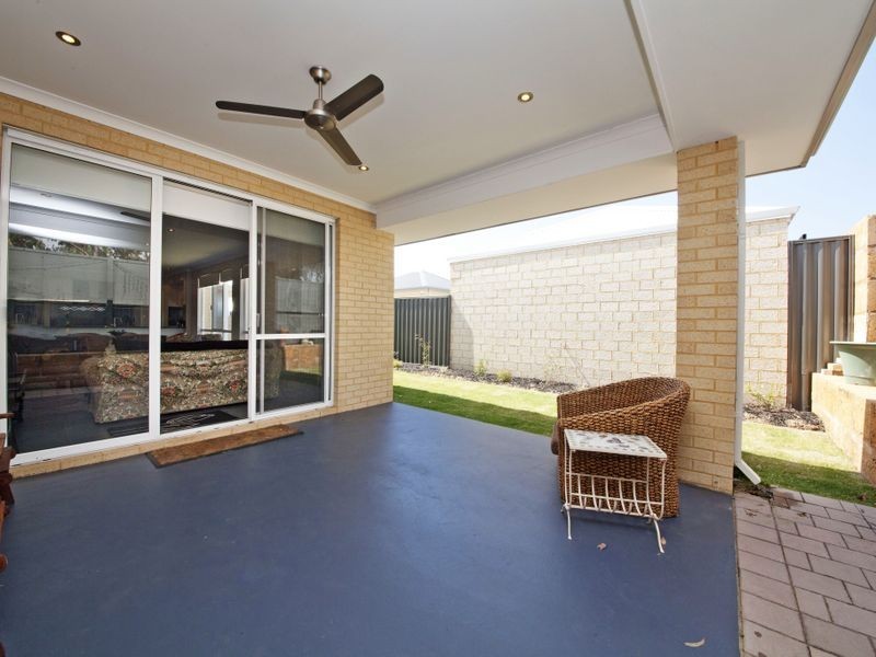 8 Barrington Avenue, Champion Lakes WA 6111