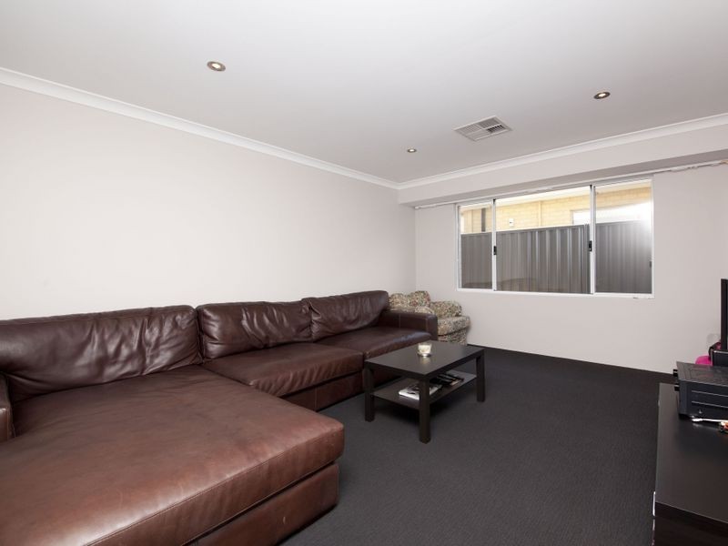 8 Barrington Avenue, Champion Lakes WA 6111