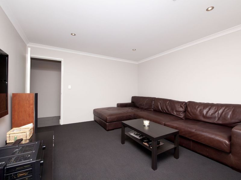 8 Barrington Avenue, Champion Lakes WA 6111