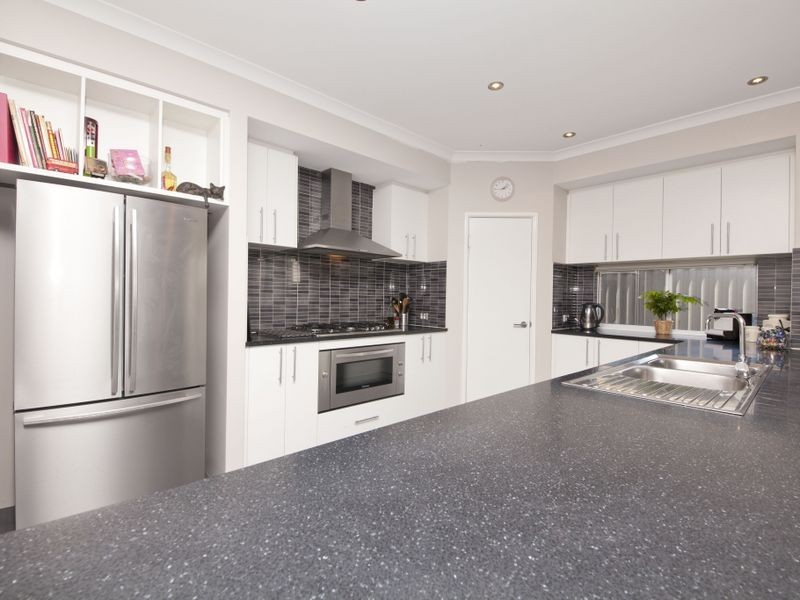 8 Barrington Avenue, Champion Lakes WA 6111