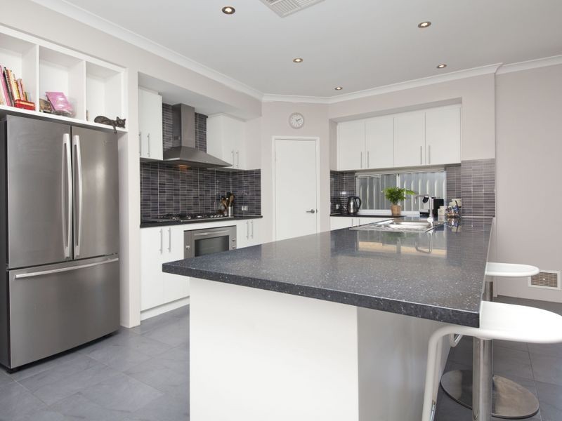 8 Barrington Avenue, Champion Lakes WA 6111