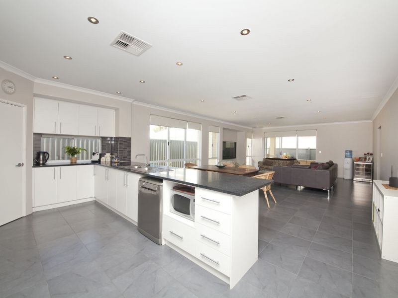 8 Barrington Avenue, Champion Lakes WA 6111