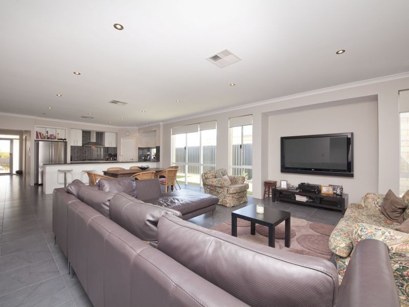 8 Barrington Avenue, Champion Lakes WA 6111