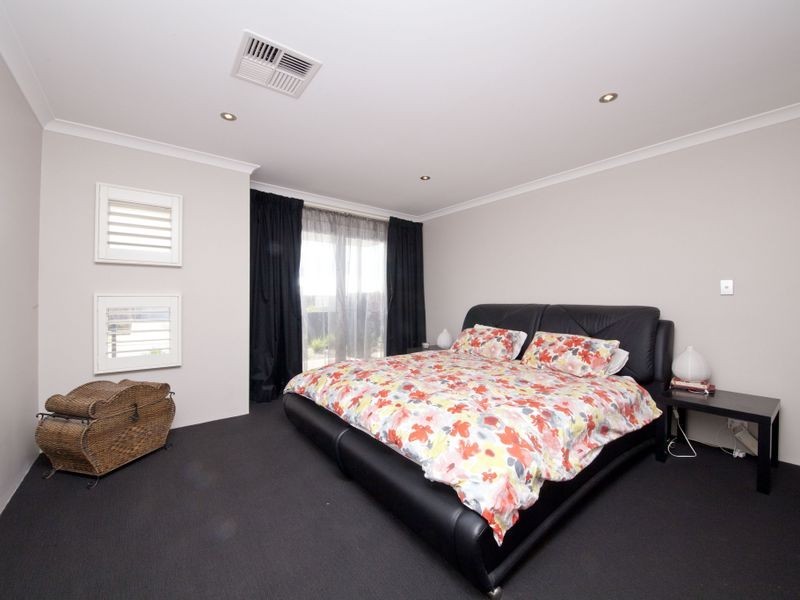 8 Barrington Avenue, Champion Lakes WA 6111