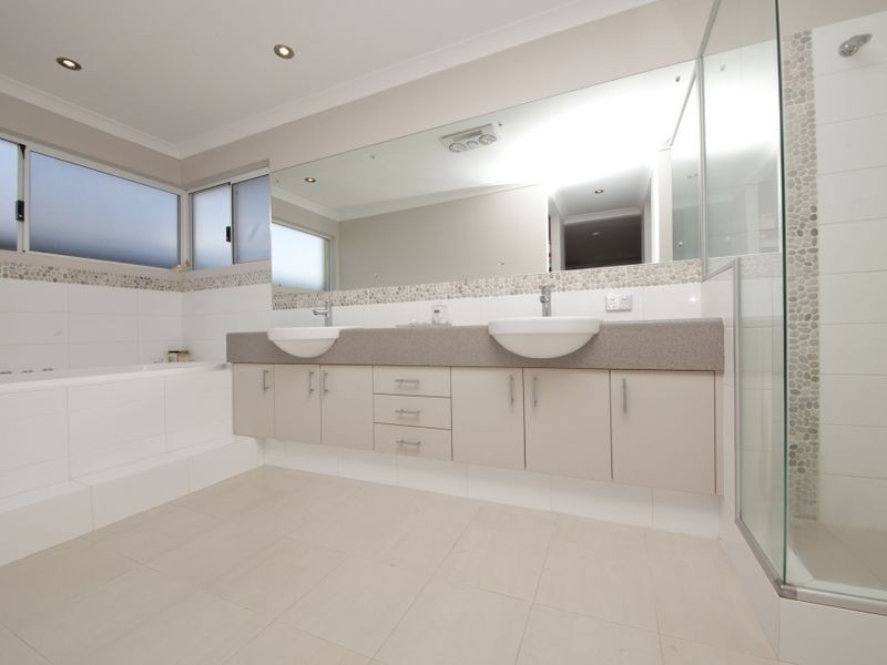 8 Barrington Avenue, Champion Lakes WA 6111